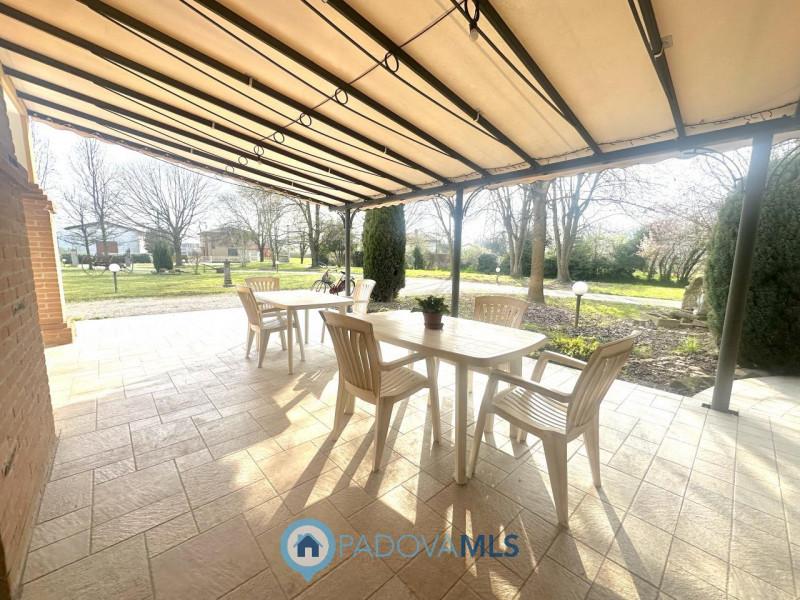 Abano, Monterosso. Bifamiliare, con vista colli, del 2000, in vendita a Euro 375.000, con stupend...