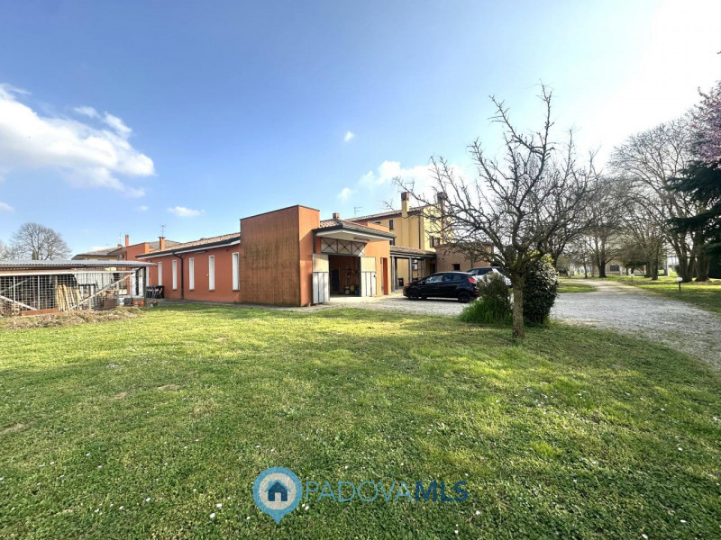Abano, Monterosso. Bifamiliare, con vista colli, del 2000, in vendita a Euro 375.000, con stupend...