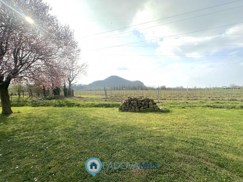 Abano, Monterosso. Bifamiliare, con vista colli, del 2000, in vendita a Euro 375.000, con stupend...