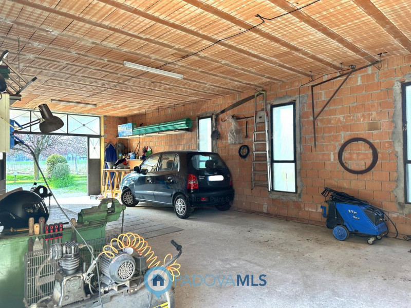 Abano, Monterosso. Bifamiliare, con vista colli, del 2000, in vendita a Euro 375.000, con stupend...