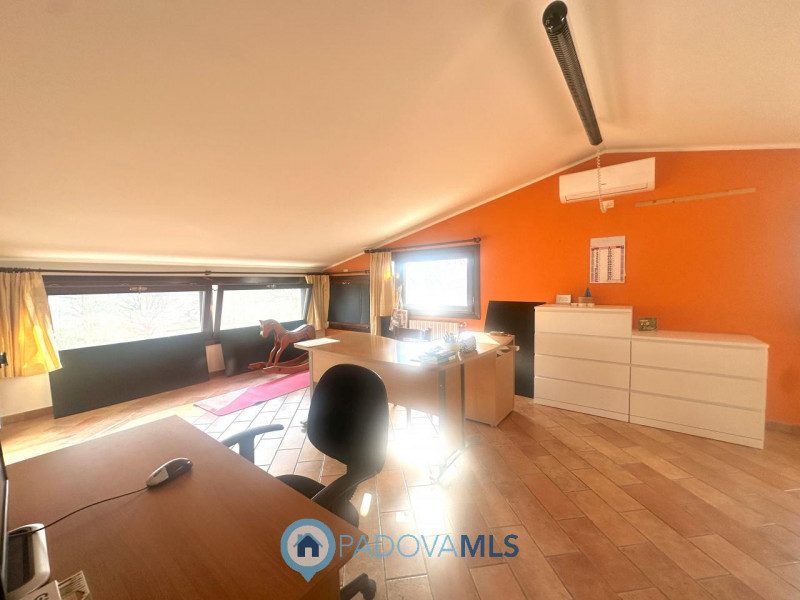 Abano, Monterosso. Bifamiliare, con vista colli, del 2000, in vendita a Euro 375.000, con stupend...