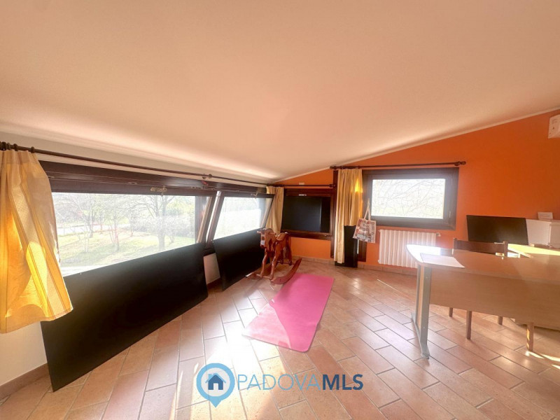 Abano, Monterosso. Bifamiliare, con vista colli, del 2000, in vendita a Euro 375.000, con stupend...