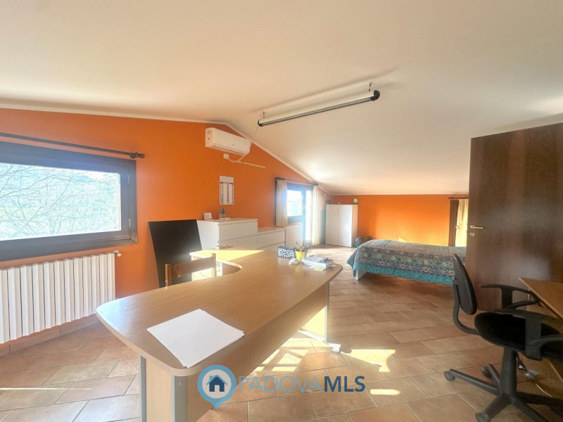 Abano, Monterosso. Bifamiliare, con vista colli, del 2000, in vendita a Euro 375.000, con stupend...