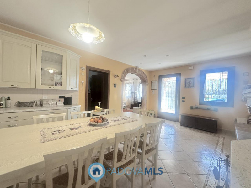 Abano, Monterosso. Bifamiliare, con vista colli, del 2000, in vendita a Euro 375.000, con stupend...