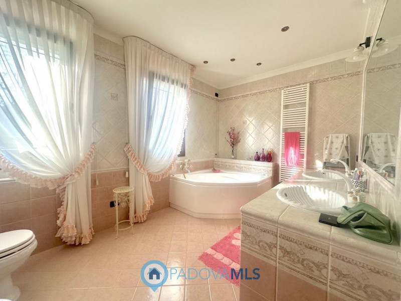 Abano, Monterosso. Bifamiliare, con vista colli, del 2000, in vendita a Euro 375.000, con stupend...