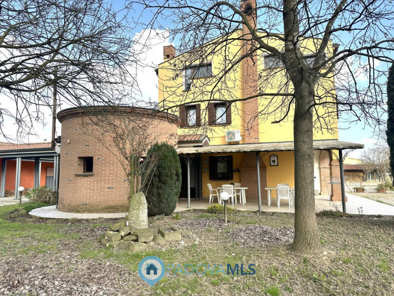 Abano, Monterosso. Bifamiliare, con vista colli, del 2000, in vendita a Euro 375.000, con stupend...