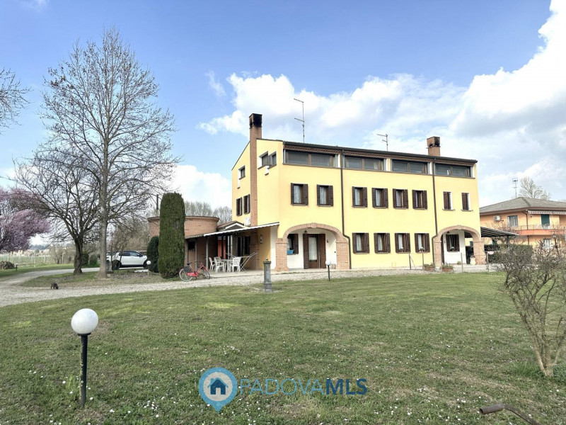 Abano, Monterosso. Bifamiliare, con vista colli, del 2000, in vendita a Euro 375.000, con stupend...