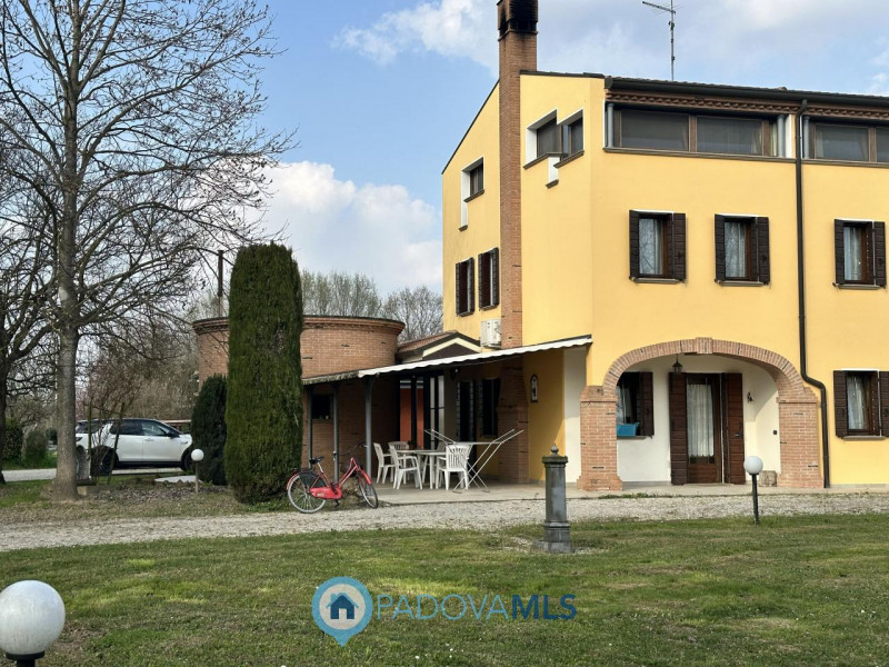 Abano, Monterosso. Bifamiliare, con vista colli, del 2000, in vendita a Euro 375.000, con stupend...