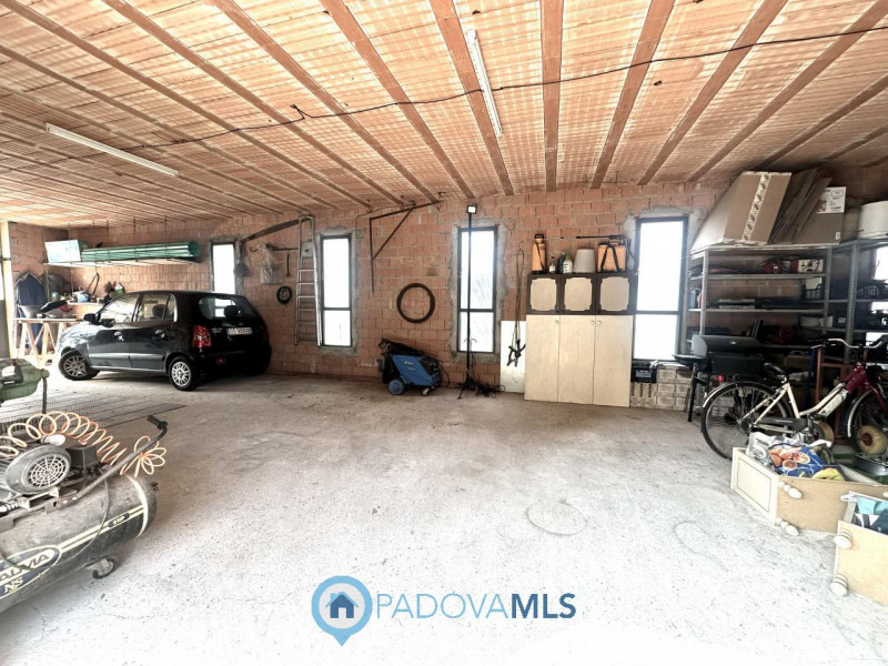 Abano, Monterosso. Bifamiliare, con vista colli, del 2000, in vendita a Euro 375.000, con stupend...