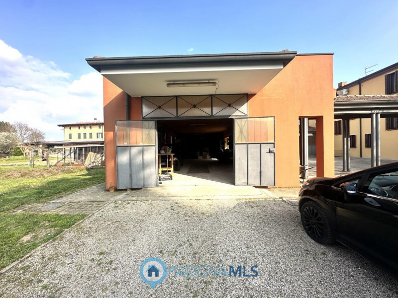 Abano, Monterosso. Bifamiliare, con vista colli, del 2000, in vendita a Euro 375.000, con stupend...