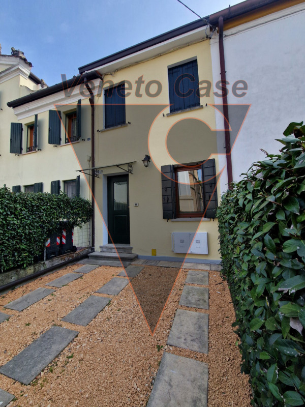 Proponiamo in centro paese porzione centrale di casa a schiera su due livelli fuori terra e parco...