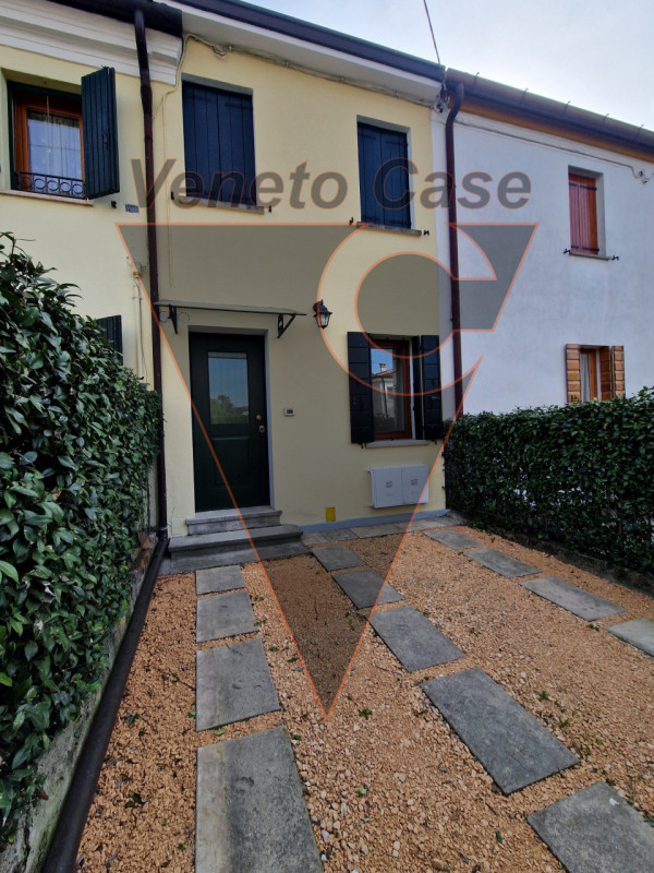 Proponiamo in centro paese porzione centrale di casa a schiera su due livelli fuori terra e parco...