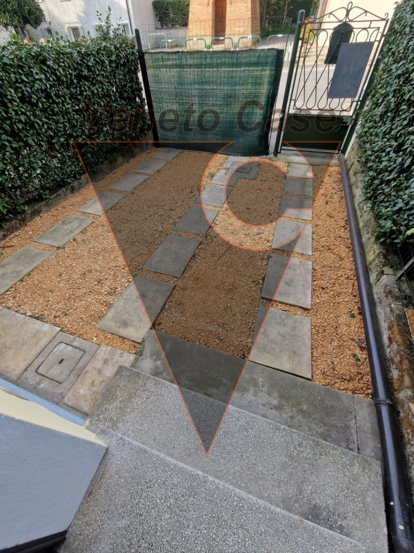 Proponiamo in centro paese porzione centrale di casa a schiera su due livelli fuori terra e parco...