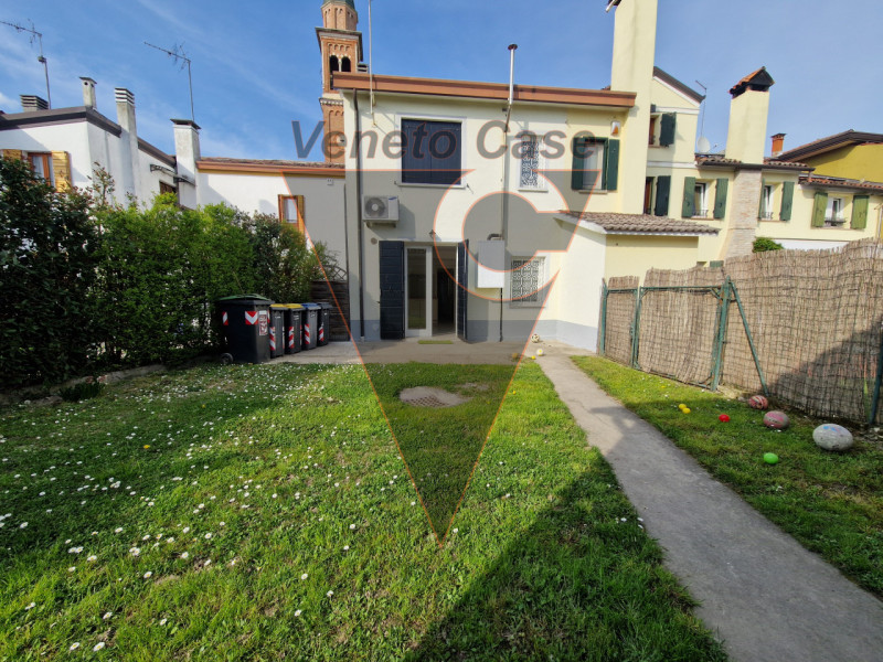 Proponiamo in centro paese porzione centrale di casa a schiera su due livelli fuori terra e parco...