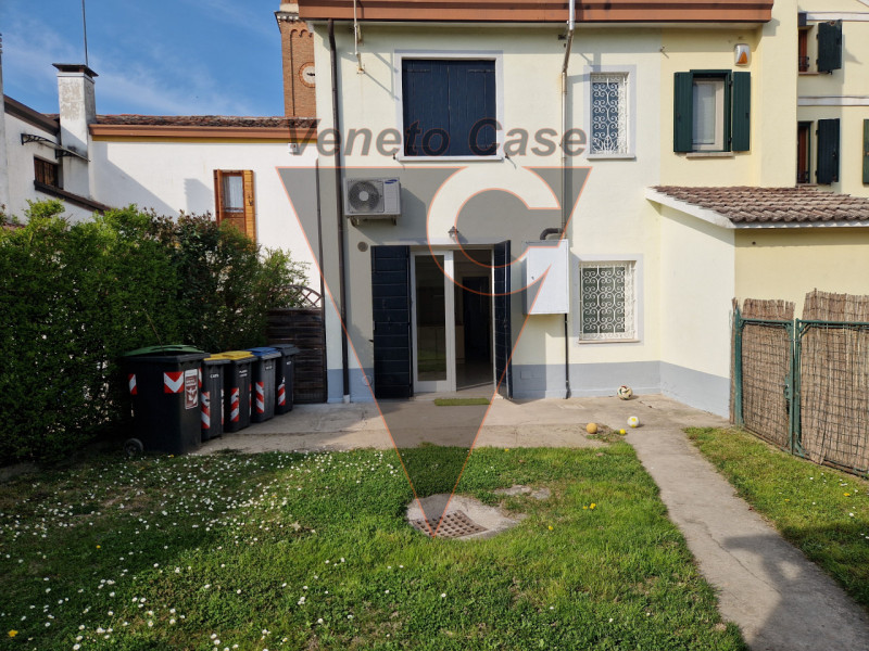 Proponiamo in centro paese porzione centrale di casa a schiera su due livelli fuori terra e parco...