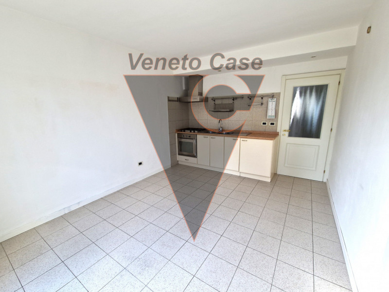 Proponiamo in centro paese porzione centrale di casa a schiera su due livelli fuori terra e parco...