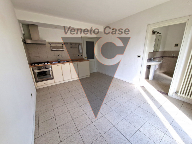 Proponiamo in centro paese porzione centrale di casa a schiera su due livelli fuori terra e parco...