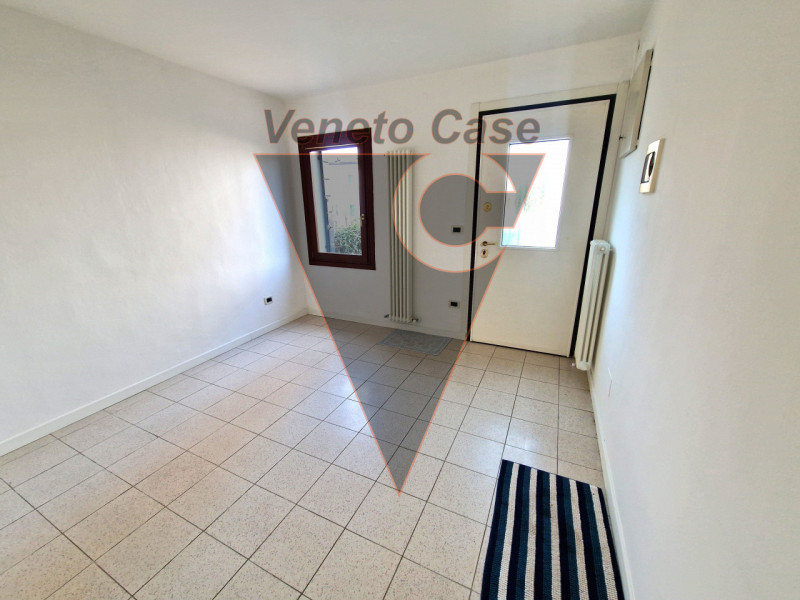 Proponiamo in centro paese porzione centrale di casa a schiera su due livelli fuori terra e parco...