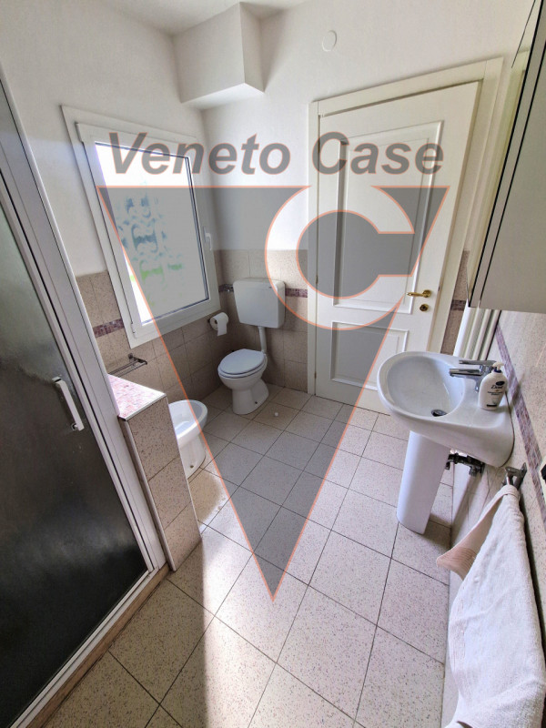 Proponiamo in centro paese porzione centrale di casa a schiera su due livelli fuori terra e parco...