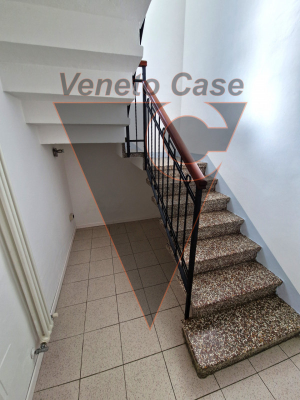 Proponiamo in centro paese porzione centrale di casa a schiera su due livelli fuori terra e parco...