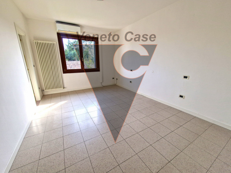 Proponiamo in centro paese porzione centrale di casa a schiera su due livelli fuori terra e parco...