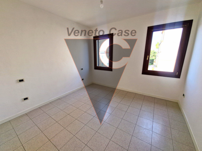 Proponiamo in centro paese porzione centrale di casa a schiera su due livelli fuori terra e parco...