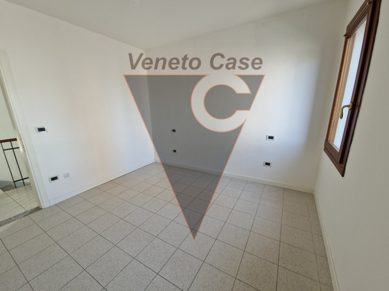 Proponiamo in centro paese porzione centrale di casa a schiera su due livelli fuori terra e parco...