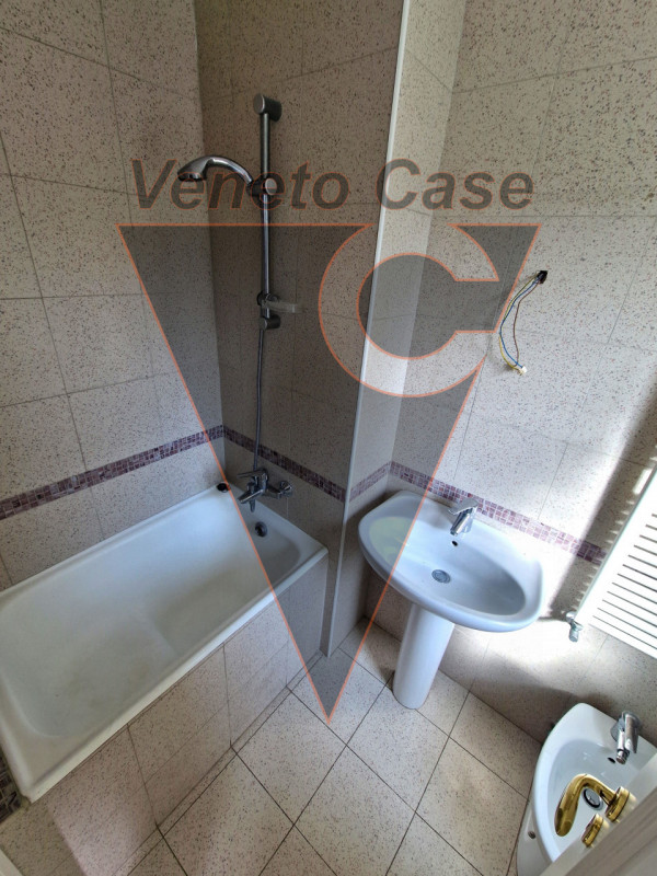 Proponiamo in centro paese porzione centrale di casa a schiera su due livelli fuori terra e parco...