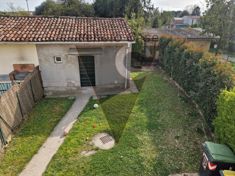 Proponiamo in centro paese porzione centrale di casa a schiera su due livelli fuori terra e parco...