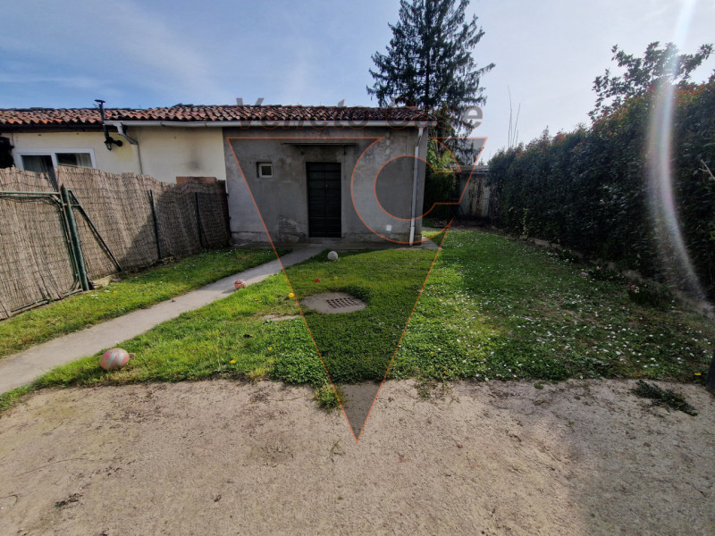 Proponiamo in centro paese porzione centrale di casa a schiera su due livelli fuori terra e parco...