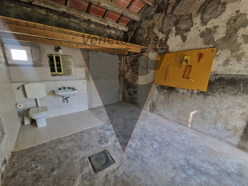 Proponiamo in centro paese porzione centrale di casa a schiera su due livelli fuori terra e parco...