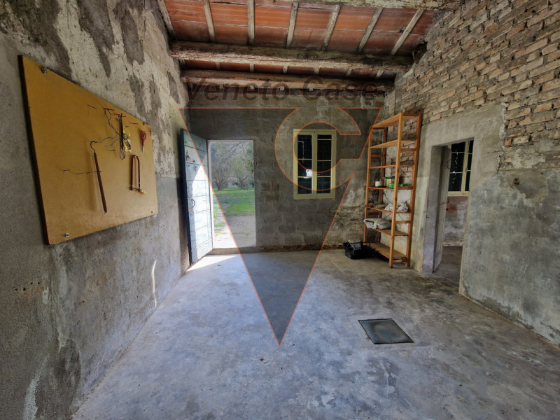 Proponiamo in centro paese porzione centrale di casa a schiera su due livelli fuori terra e parco...