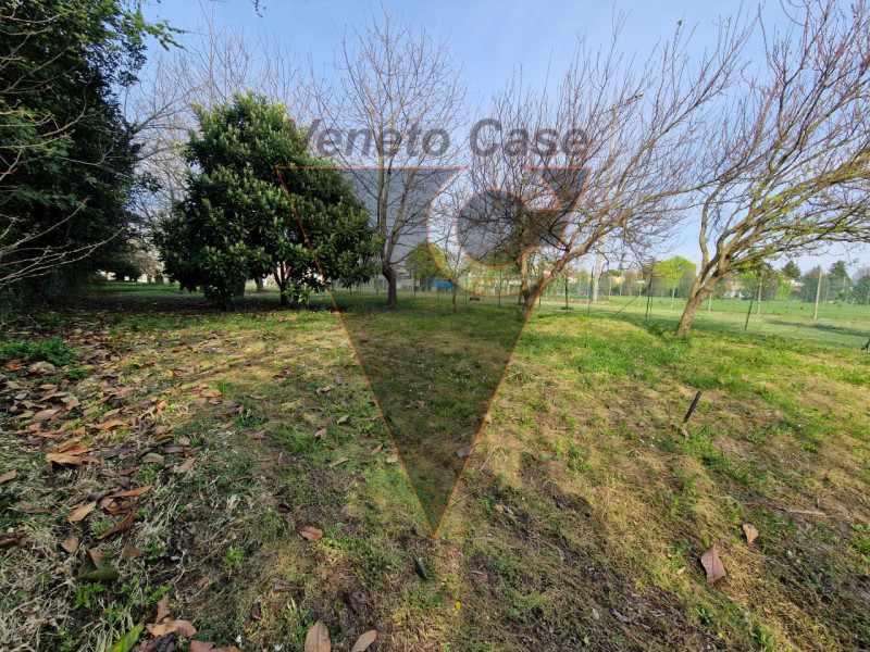 Proponiamo in centro paese porzione centrale di casa a schiera su due livelli fuori terra e parco...