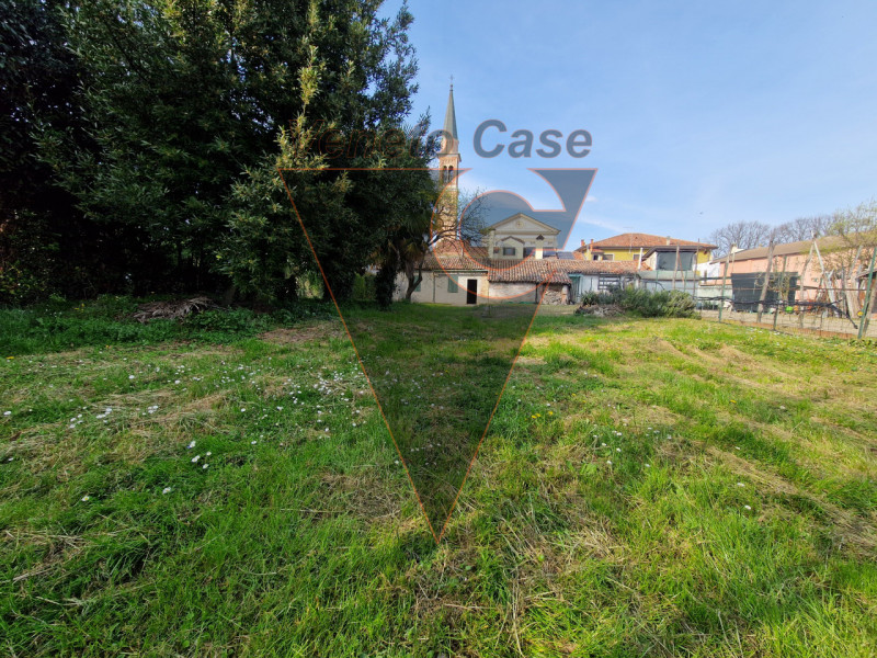 Proponiamo in centro paese porzione centrale di casa a schiera su due livelli fuori terra e parco...