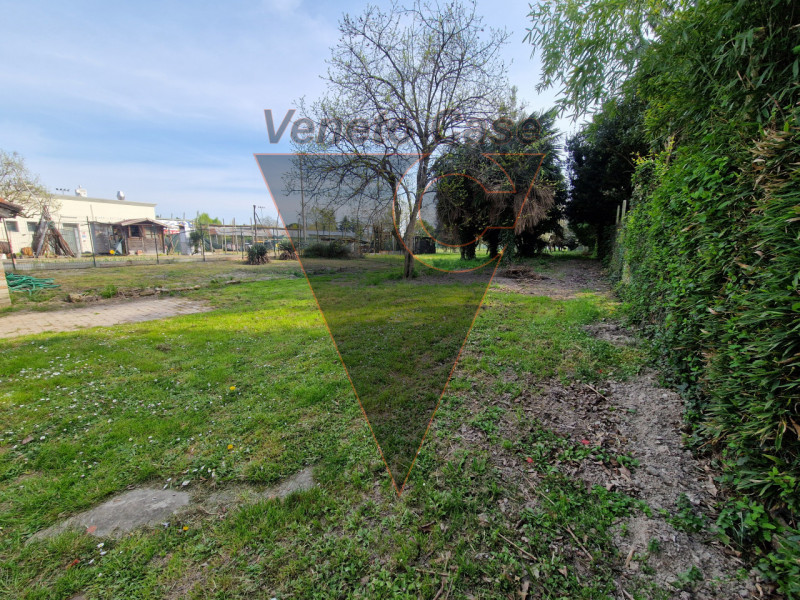 Proponiamo in centro paese porzione centrale di casa a schiera su due livelli fuori terra e parco...