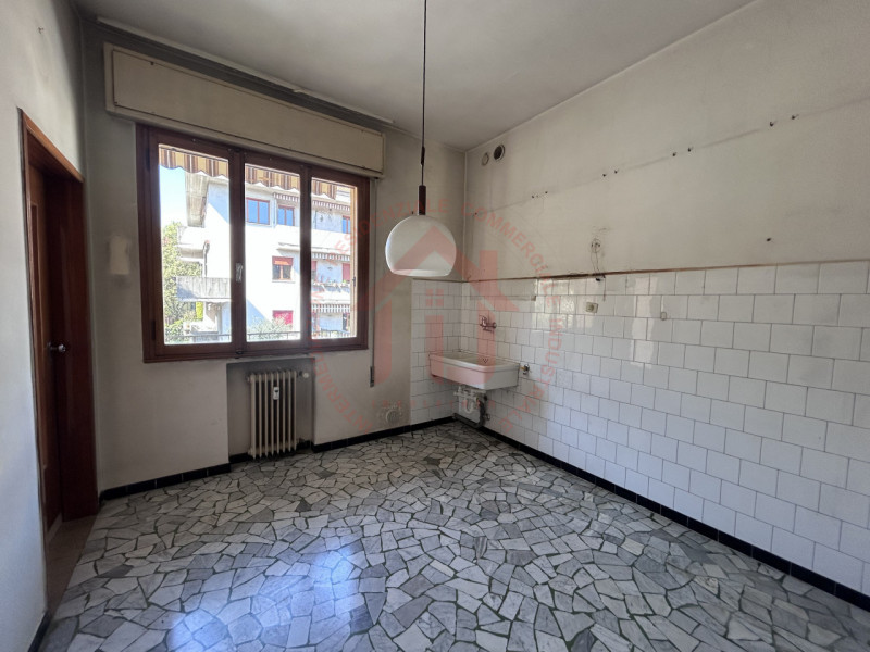 RIF: FR025 PADOVA - MADONNA PELLEGRINA Proponiamo in vendita appartamento al primo piano in palaz...