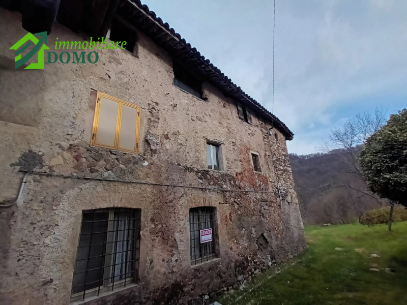 In una delle zone più suggestive di Valli del Pasubio, nella tranquilla contrada Malunga a soli d...