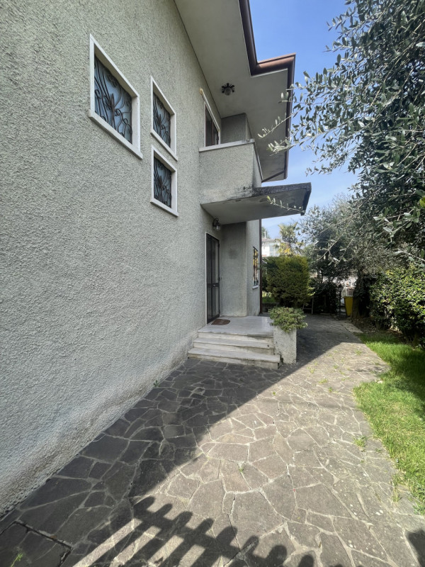 Situata in una via tranquilla, lontana da rumori, proponiamo porzione di bifamiliare. L'immobile ...