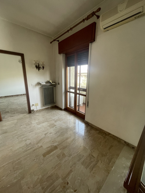 Situata in una via tranquilla, lontana da rumori, proponiamo porzione di bifamiliare. L'immobile ...