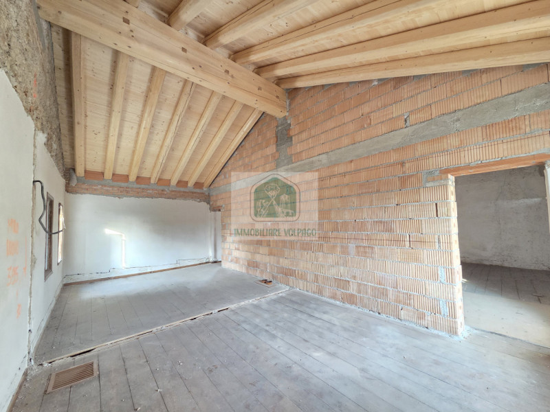 In una delle cornici più suggestive della zona, proponiamo in vendita una porzione di testa da ri...