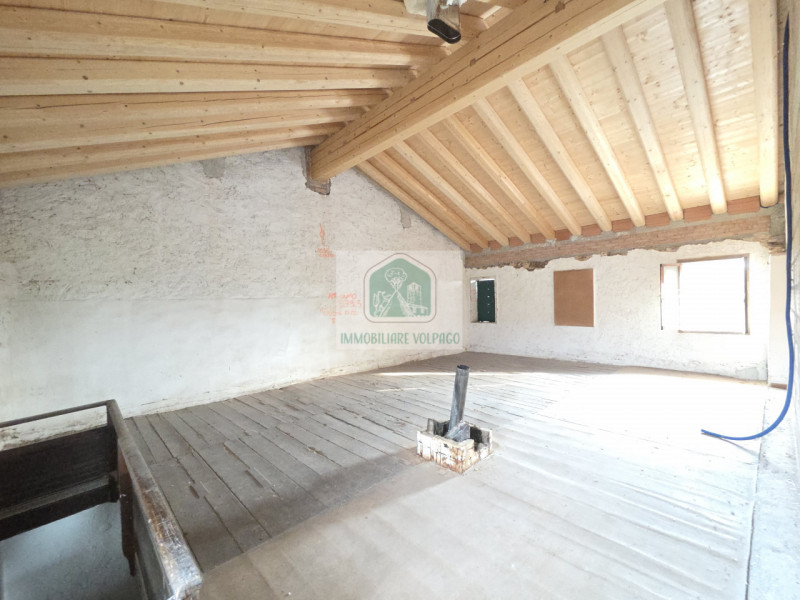 In una delle cornici più suggestive della zona, proponiamo in vendita una porzione di testa da ri...