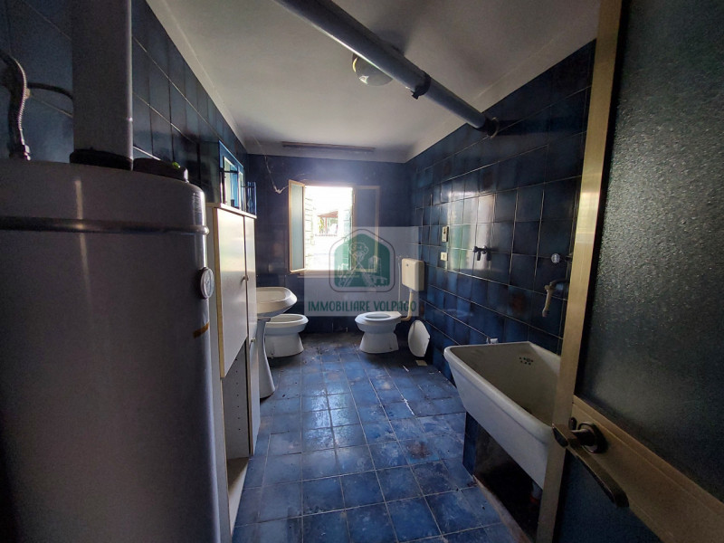 In una delle cornici più suggestive della zona, proponiamo in vendita una porzione di testa da ri...