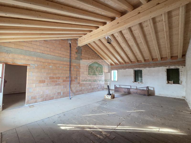 In una delle cornici più suggestive della zona, proponiamo in vendita una porzione di testa da ri...