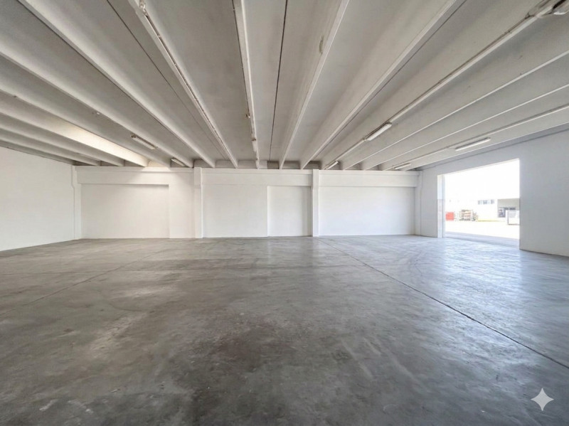 ZANE' - Z.I: CAPANNONE - COMMERCIALE di mq 350 circa H 4.00 mt sotto trave, con impianto elettric...