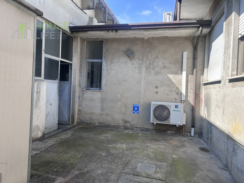 ZANE' - Z.I: CAPANNONE - COMMERCIALE di mq 350 circa H 4.00 mt sotto trave, con impianto elettric...