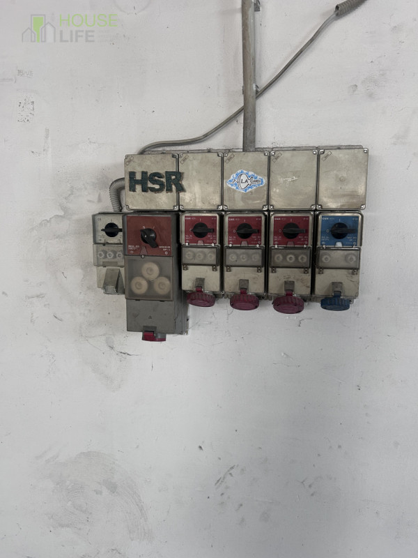 ZANE' - Z.I: CAPANNONE - COMMERCIALE di mq 350 circa H 4.00 mt sotto trave, con impianto elettric...