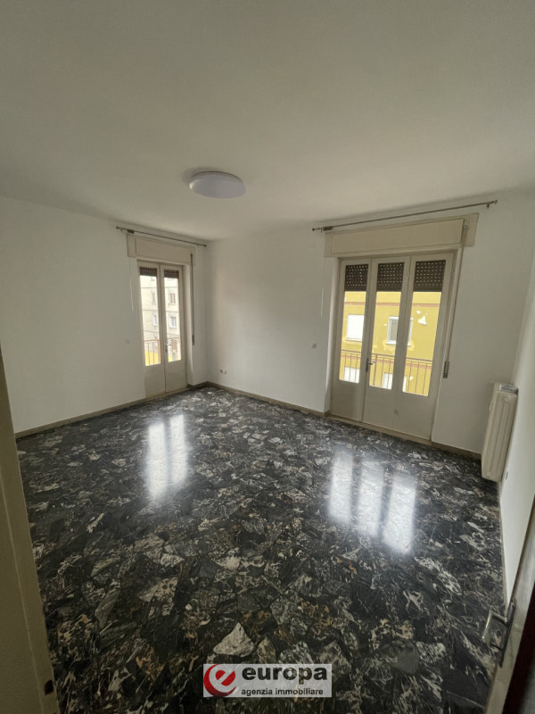 In zona limitrofa al centro si vende appartamento tricamere. L' alloggio al secondo piano, con as...