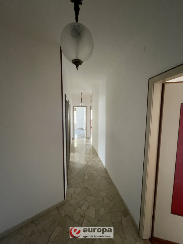 In zona limitrofa al centro si vende appartamento tricamere. L' alloggio al secondo piano, con as...