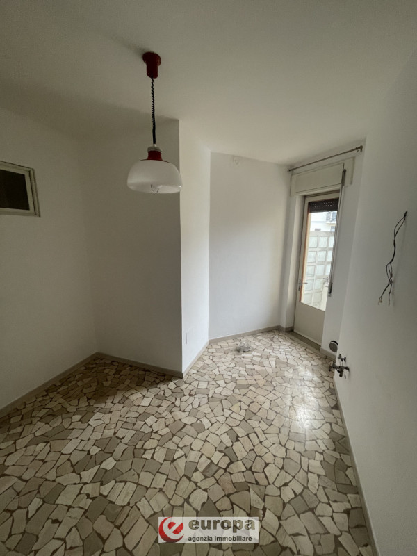 In zona limitrofa al centro si vende appartamento tricamere. L' alloggio al secondo piano, con as...