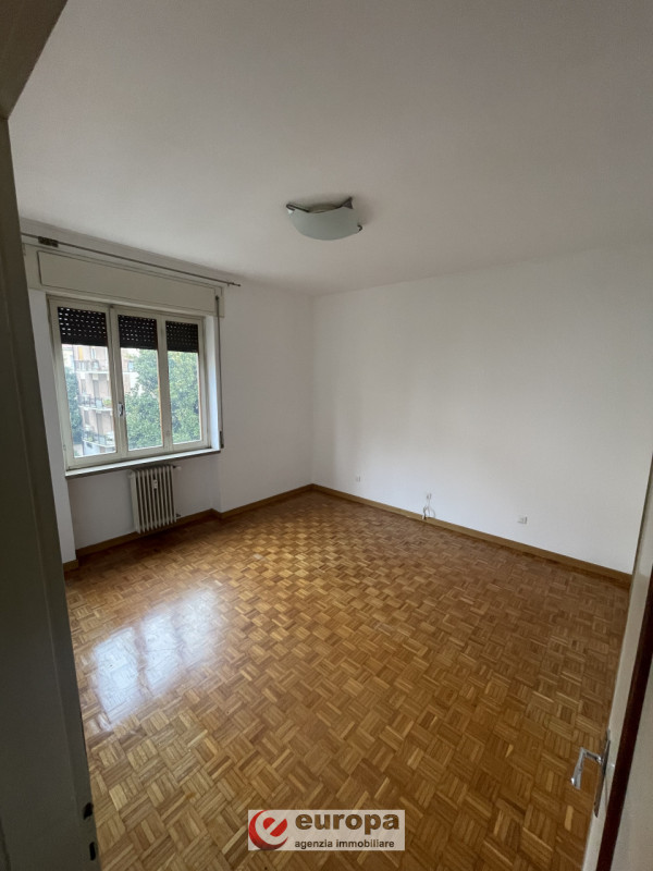 In zona limitrofa al centro si vende appartamento tricamere. L' alloggio al secondo piano, con as...